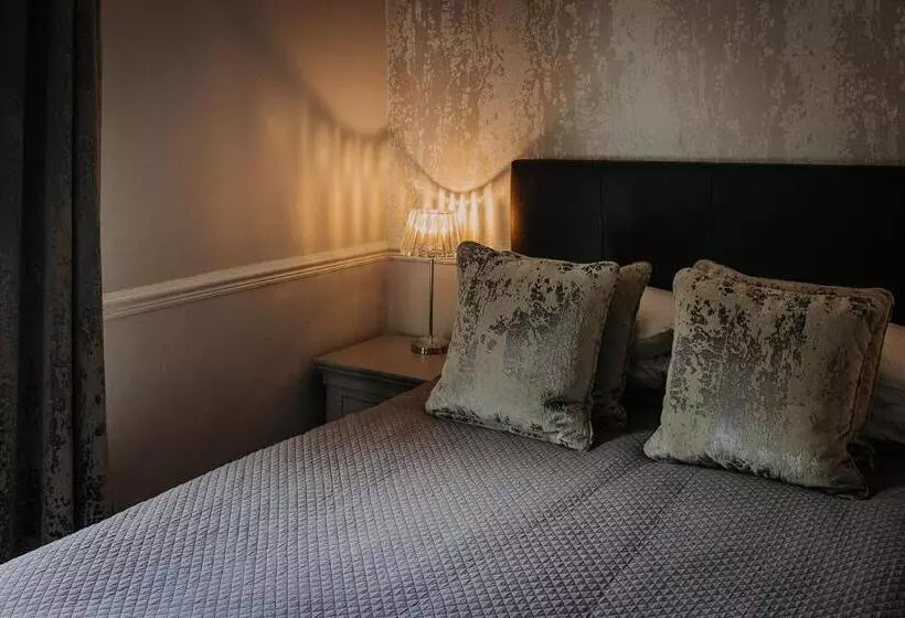 בית מלון כפרי The Lake Isle Restaurant With Rooms