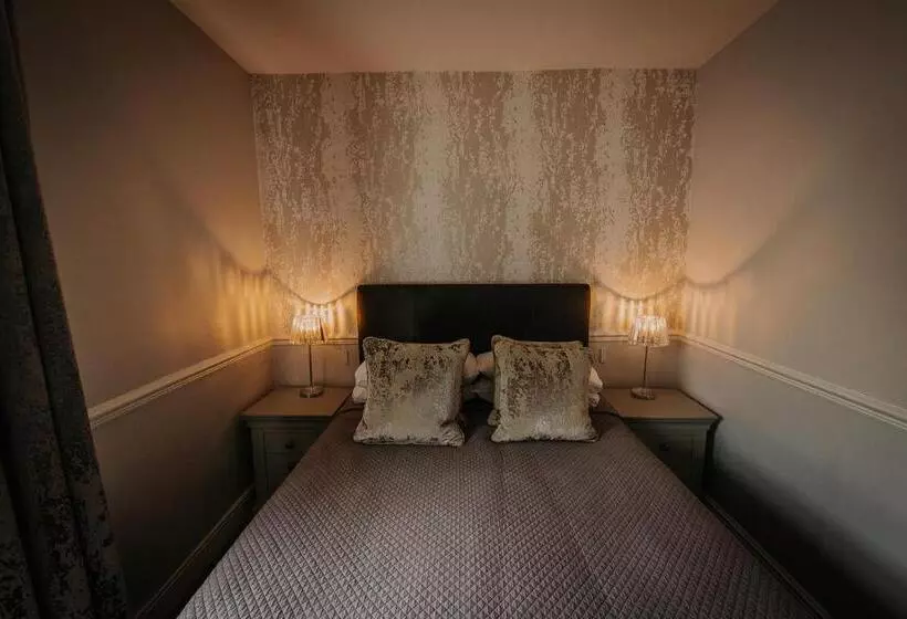 בית מלון כפרי The Lake Isle Restaurant With Rooms