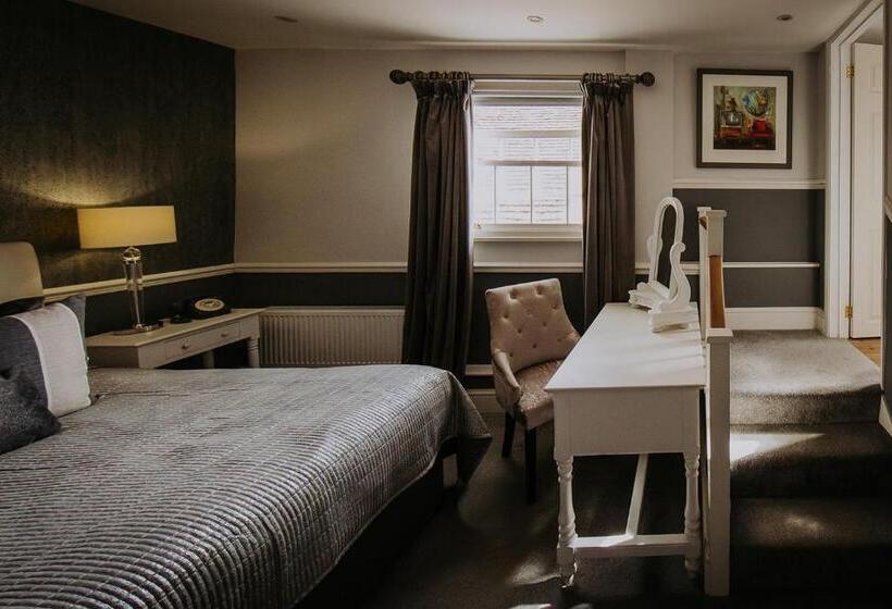 호텔 The Lake Isle Restaurant With Rooms