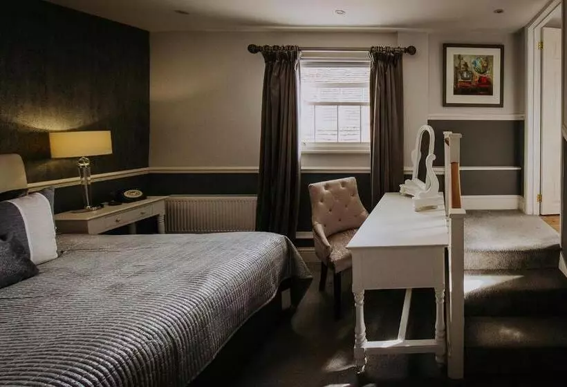 בית מלון כפרי The Lake Isle Restaurant With Rooms