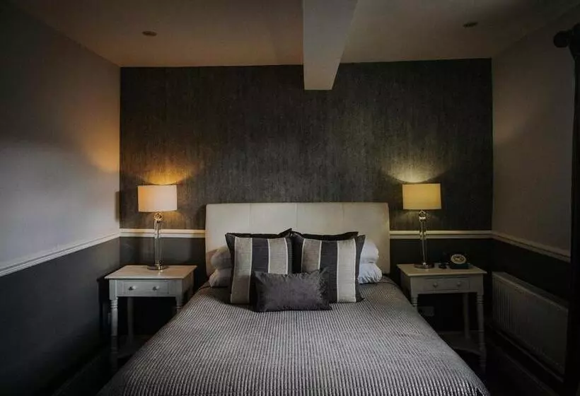 בית מלון כפרי The Lake Isle Restaurant With Rooms