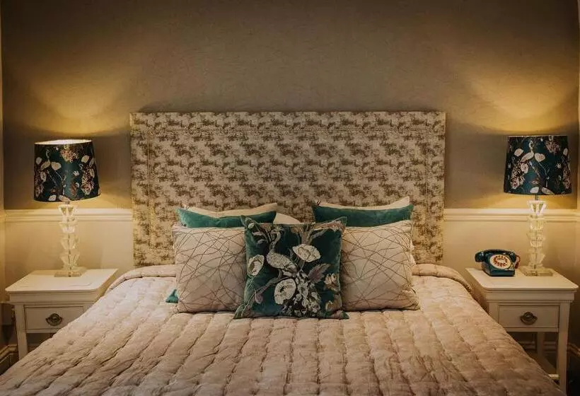 בית מלון כפרי The Lake Isle Restaurant With Rooms