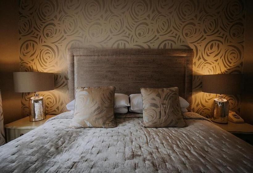 호텔 The Lake Isle Restaurant With Rooms