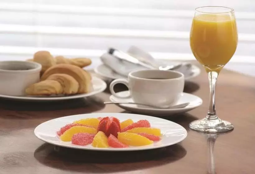 בית מלון כפרי The Lake Isle Restaurant With Rooms