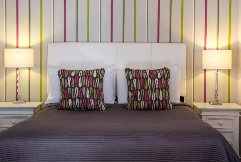 בית מלון כפרי The Lake Isle Restaurant With Rooms