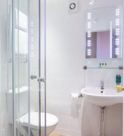 בית מלון כפרי The Lake Isle Restaurant With Rooms