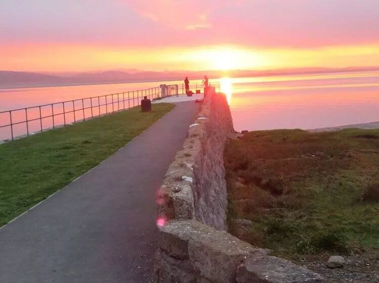 Hostelli The Bay Horse Hotel And Restaurant