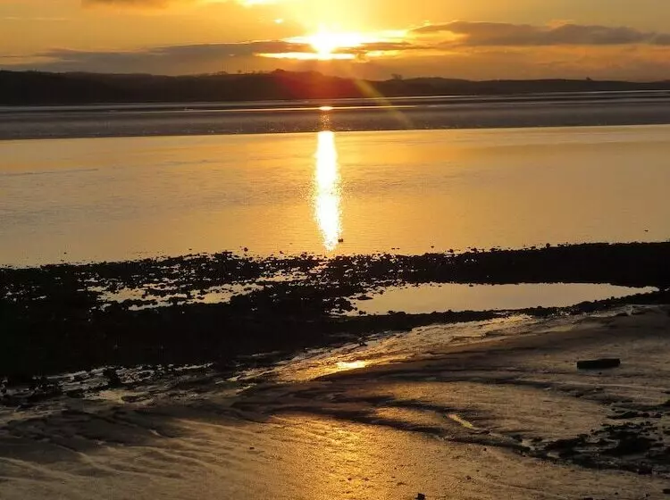 Hostelli The Bay Horse Hotel And Restaurant