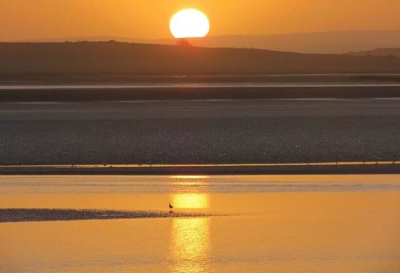 Hostelli The Bay Horse Hotel And Restaurant