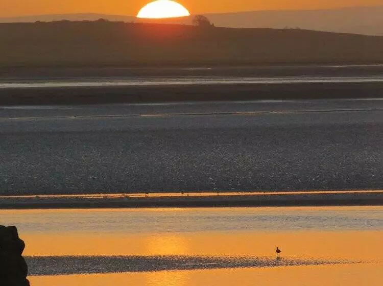 Hostelli The Bay Horse Hotel And Restaurant