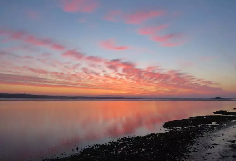 Hostelli The Bay Horse Hotel And Restaurant