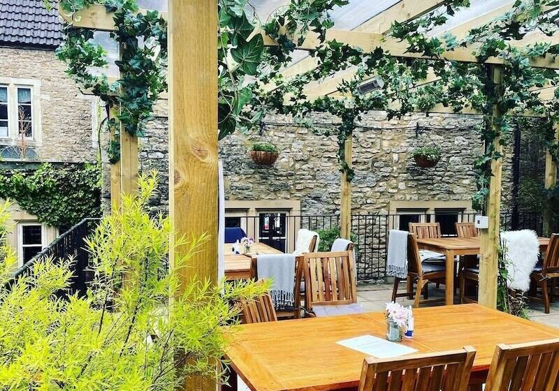 פונדק The Cross Keys