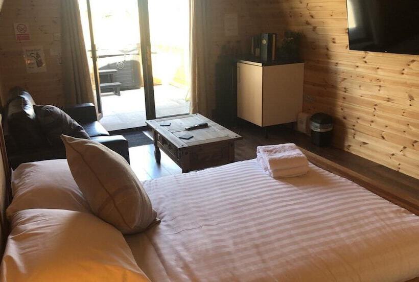 בית מלון כפרי Cheshire Glamping Pods