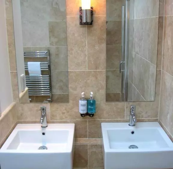 Majatalo Riverside Barn Guest House