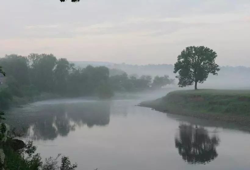 Majatalo Riverside Barn Guest House