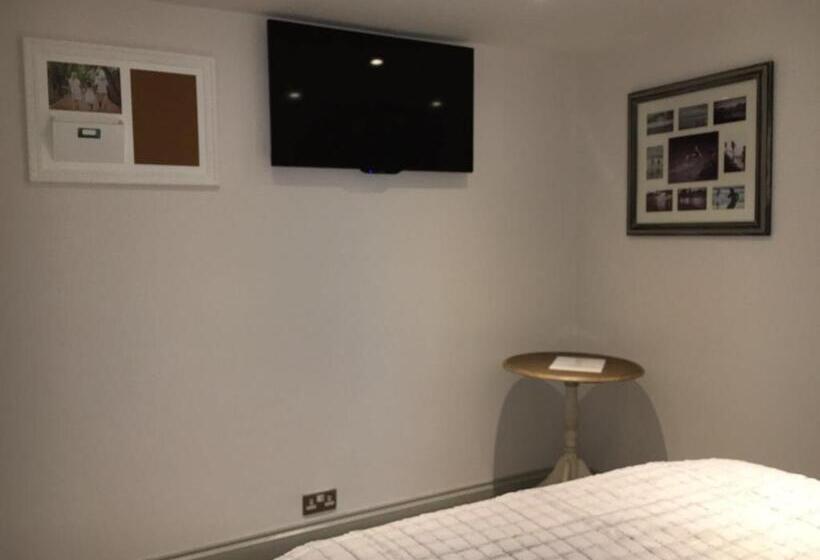 민박 The Green Man Stanford