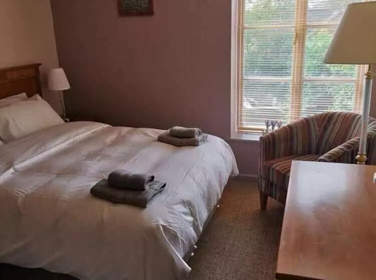 The Hollybush Inn And B&b