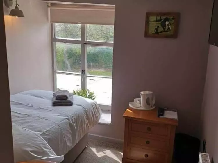 The Hollybush Inn And B&b