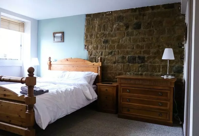 The Hollybush Inn And B&b