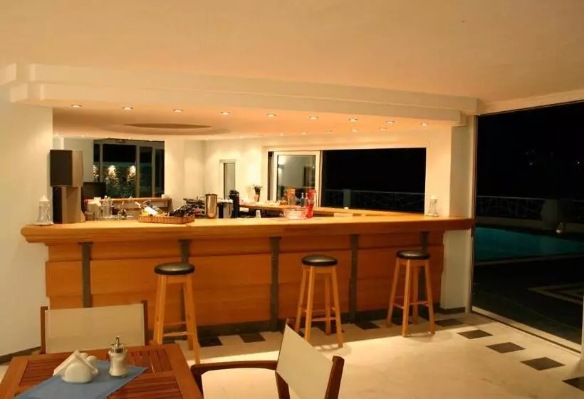 Cape Kanapitsa Hotel & Suites