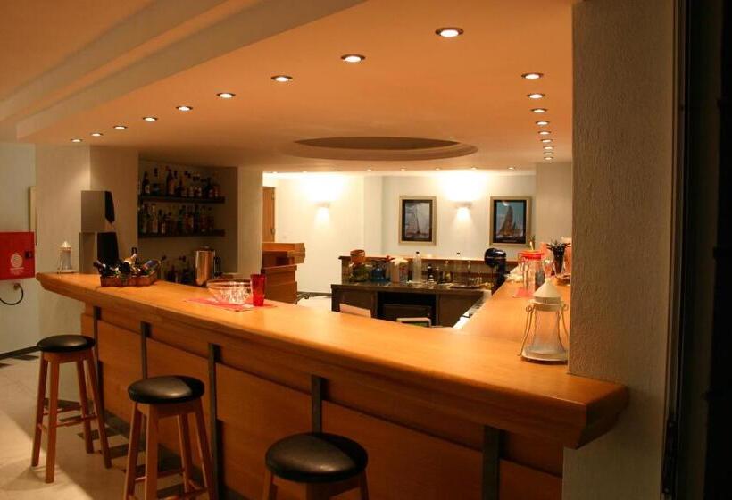 Cape Kanapitsa Hotel & Suites