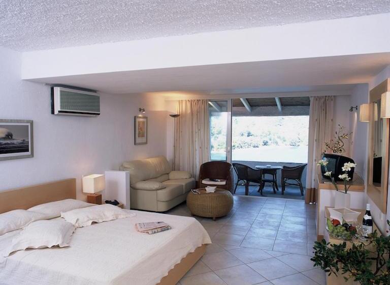 Cape Kanapitsa Hotel & Suites