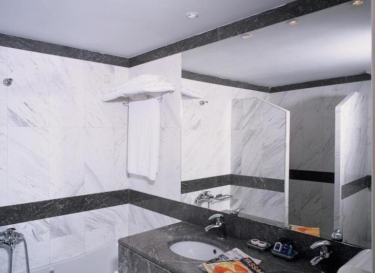 Cape Kanapitsa Hotel & Suites