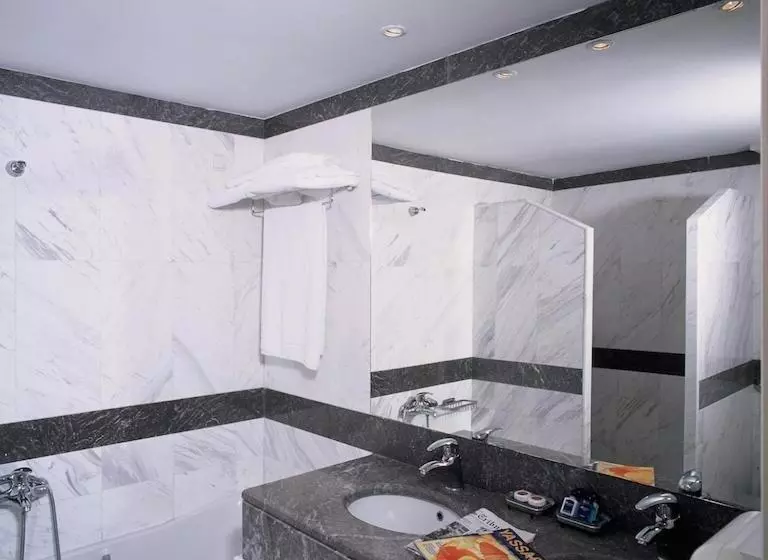 Cape Kanapitsa Hotel & Suites