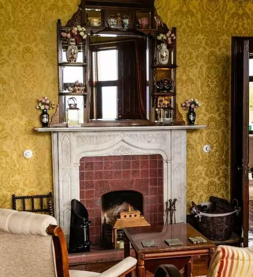 호텔 Ballinalacken Castle Country House