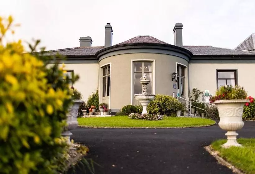 호텔 Ballinalacken Castle Country House