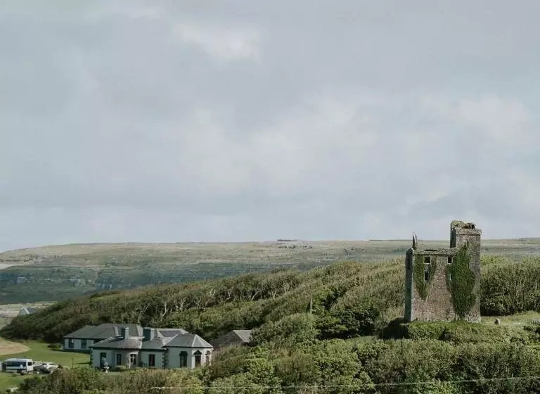호텔 Ballinalacken Castle Country House