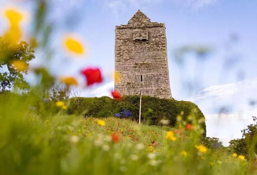 호텔 Ballinalacken Castle Country House