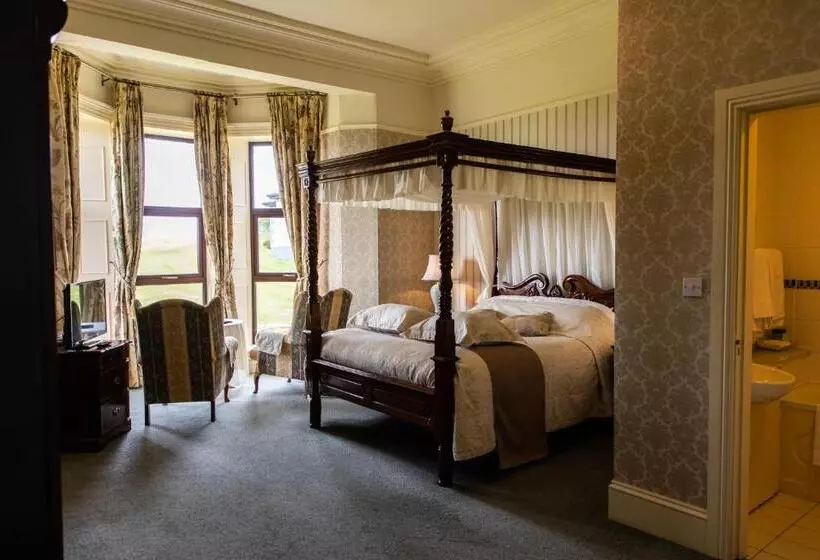 호텔 Ballinalacken Castle Country House