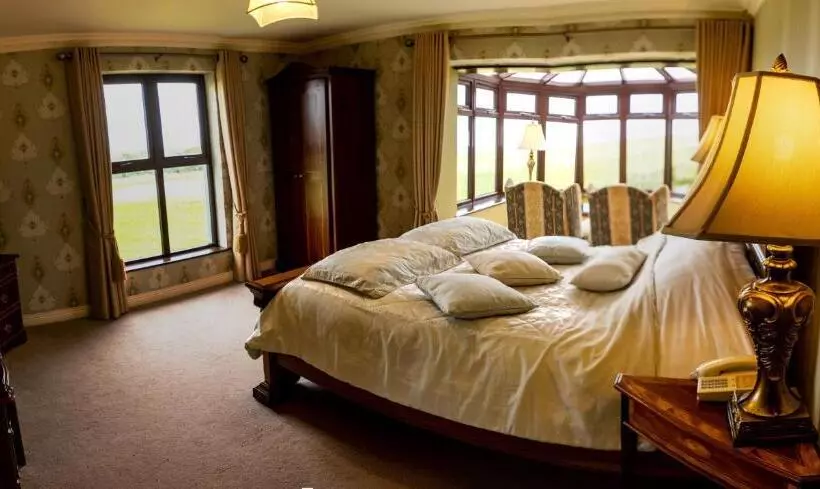 호텔 Ballinalacken Castle Country House