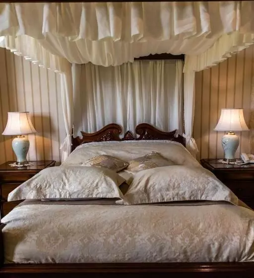 호텔 Ballinalacken Castle Country House