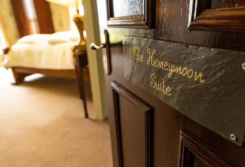 호텔 Ballinalacken Castle Country House