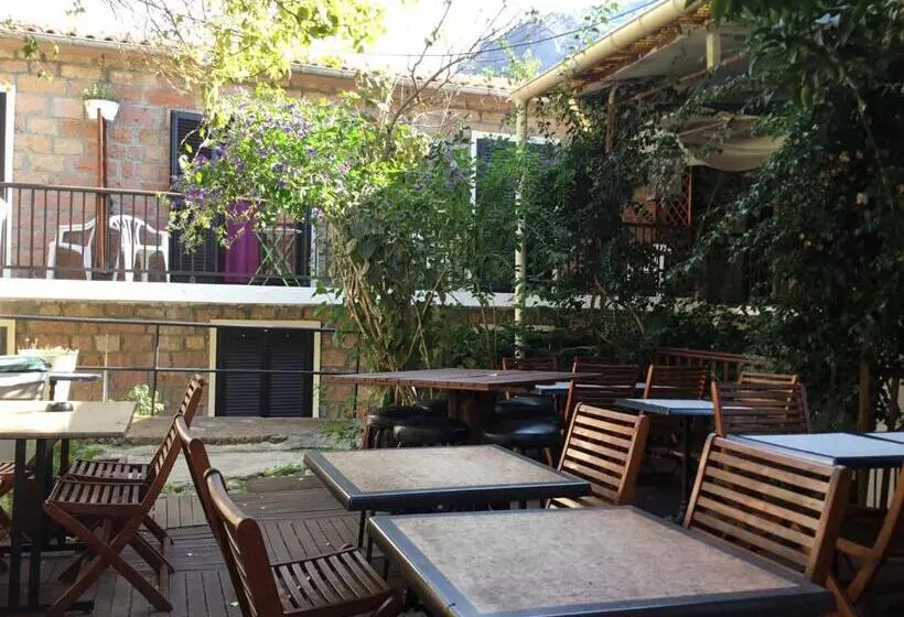 Отель Hôtel Le Bon Accueil