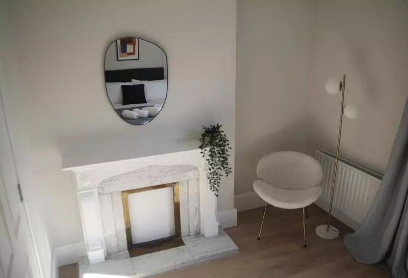 فندق Crawford House Scholarlee Living Apartments