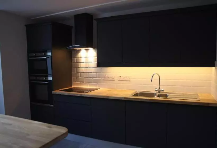 فندق Crawford House Scholarlee Living Apartments