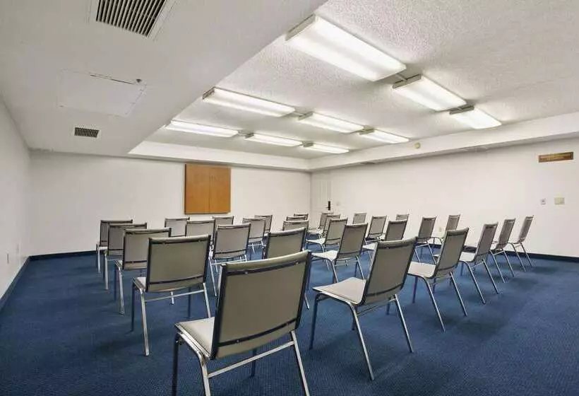 Отель Days Inn By Wyndham Buena Park