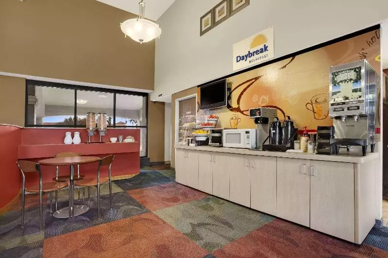 Отель Days Inn By Wyndham Buena Park