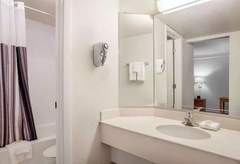 هتل Baymont By Wyndham Fort Myers Central