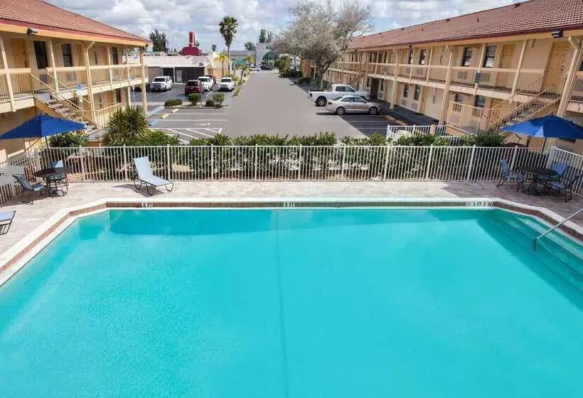 هتل Baymont By Wyndham Fort Myers Central