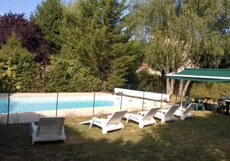 ホテル Logis Les Provinciales