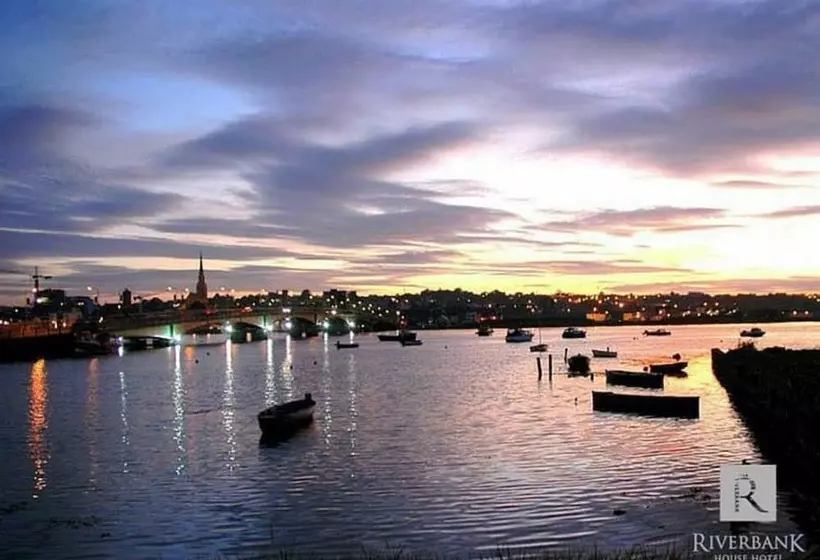 هتل Riverbank House