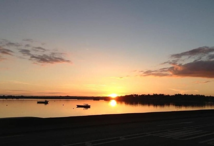 Отель Riverbank House