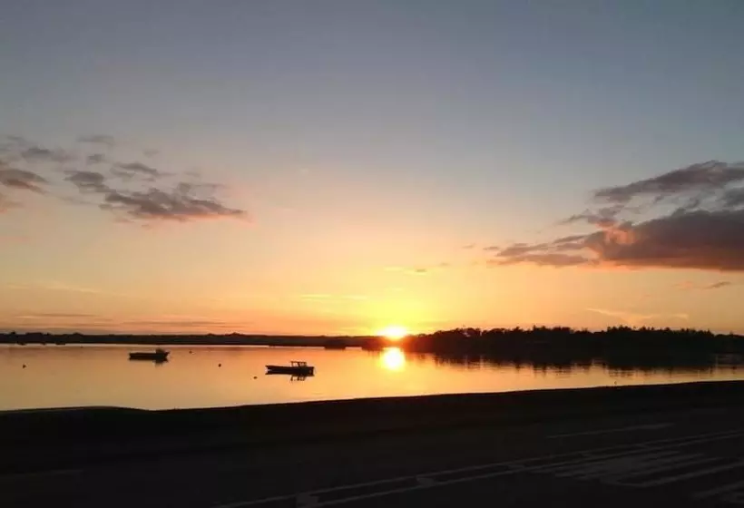 هتل Riverbank House