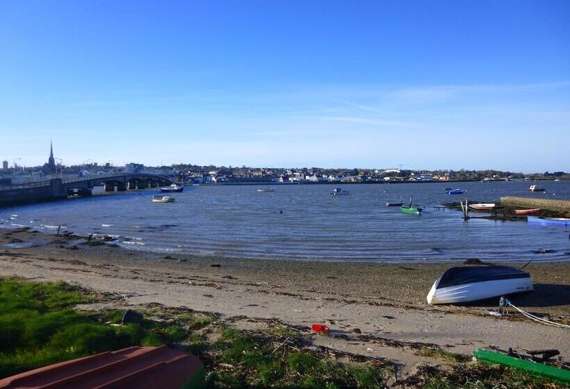 Отель Riverbank House