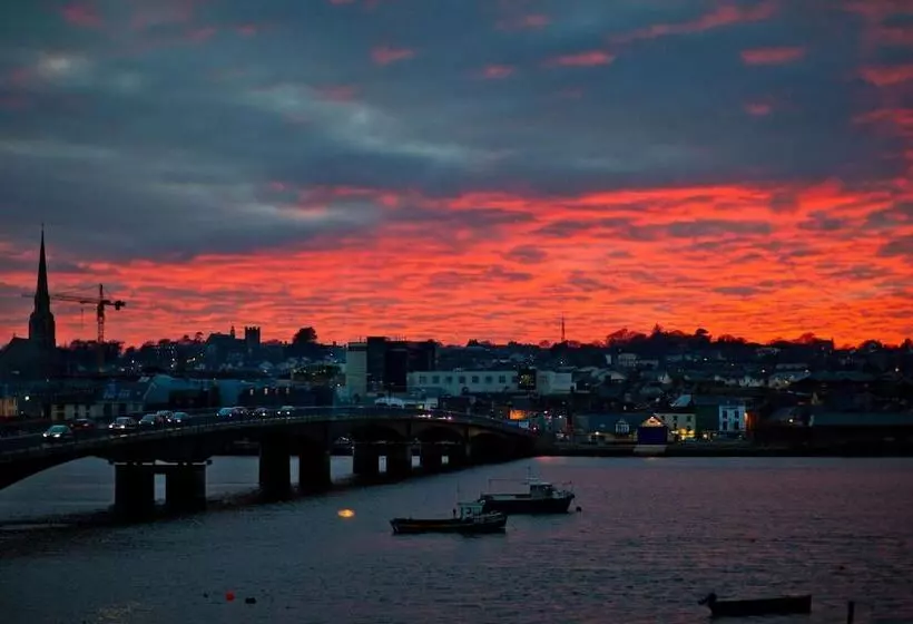 هتل Riverbank House