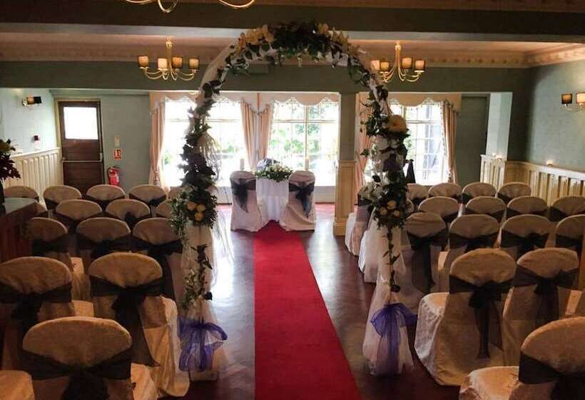 Отель Riverbank House